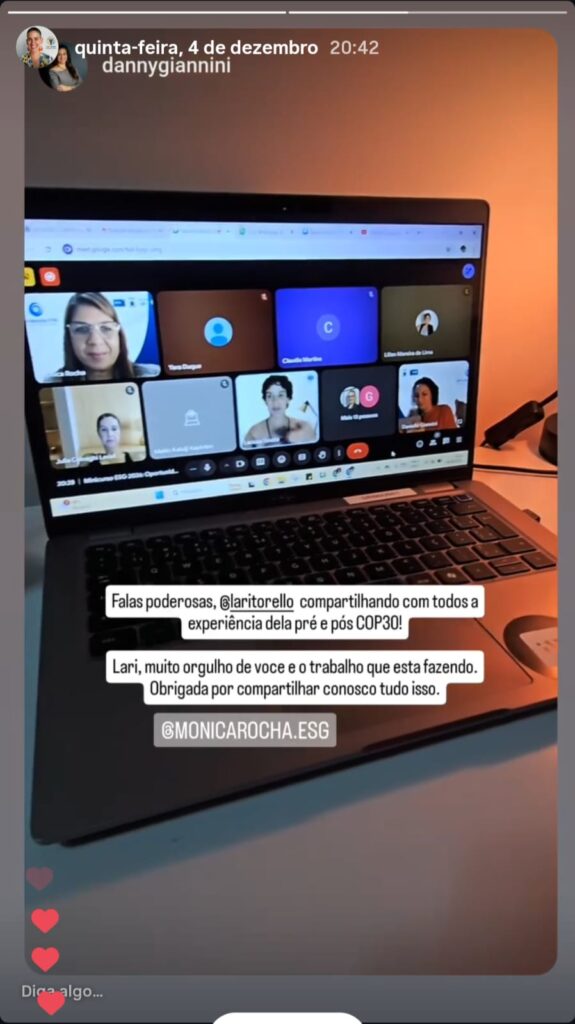 Foto da tela de um notebook exibindo uma videochamada no Google Meet com vários participantes em grade, incluindo Lari Torello ao centro na fileira inferior. Na barra inferior da apresentação, lê-se o título sobre ESG na carreira e oportunidades da COP30.